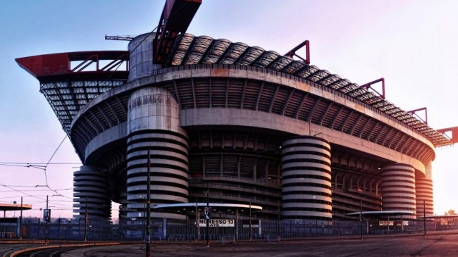 Piłkarski Mediolan w żmudnym procesie odbudowy. Milan i Inter jak 8 lat temu?